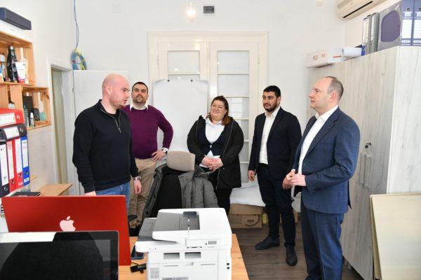 Gradonačelnik Grada Novog Sada Milana Đurića u poseti Novosadskom omladinskom forumu